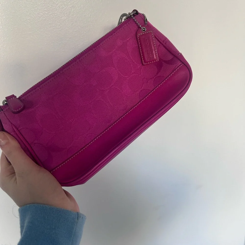 6094 Y2K Coach Signature Hot Pink Demi SoHo Shoulder Baguette - Picture 2 of 4